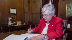 Penalizar el transporte de indocumentados y recogidas de ADN: las restrictivas leyes migratorias aprobadas en Alabama