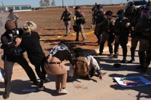 Lanzan gas pimienta a manifestantes durante protesta contra ICE en Texas