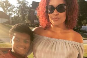 Mary Lindsay, de 39 años, y a su hijo de 16 años, identificado como Atif Muhammad.
