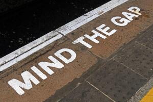 espacio-hay-entre-anden-vagón-tren-conocido-como-mind-the-gap