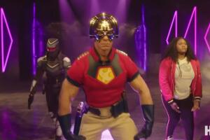 John Cena en el baile del intro de 'Peacemaker'.jpg