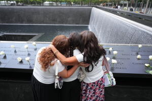 Nueva York recuerda el 9/11 a 25 años de los ataques con homenajes en Zona Cero.