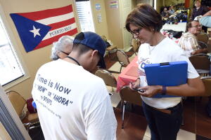 Voluntarios de Mi Familia Vota inscriben ciudadanos puertorriqueños en un evento de Orlando a días de las presidenciales de 2016. Desde entonces, la comunidad isleña ha crecido y el interés político por ella también.