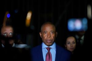 Nueva York retira la defensa legal a Eric Adams por demanda de agresión sexual.
