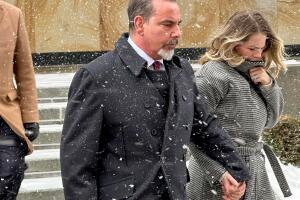 Joseph Bongiovann y su esposa Lindsay Bongiovanni saliendo del tribunal. 