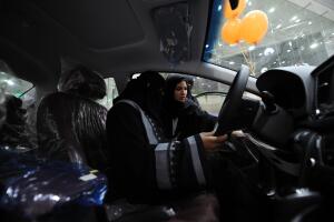 Arabia Saudita abre su primera agencia de autos para mujeres