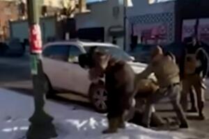 Revelan videos del forcejeo mortal entre agentes y manifestante en Minneapolis