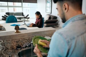 Pareja con roles de género tradicionales invertidos: ella trabaja y él se dedica al hogar