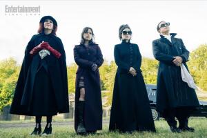 Catherine O'Hara, Jenna Ortega, Winona Ryder y Justin Theroux en 'Beetlejuice Beetlejuice'