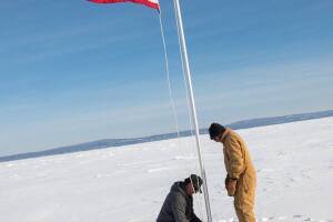 Crucifijo gigante sumergido en el lago Michigan