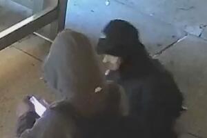 Autoridades buscan a dos sospechosos.