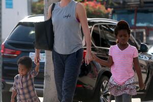  Charlize Theron e hijos