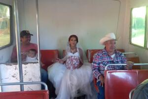 Novia viaja en camión para no llegar tarde a su boda en México. 