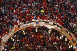  Manifestantes en contra del proyecto de ley del gobernador de Wisconsin