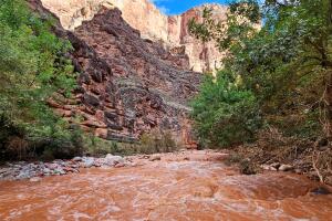 Bote se vuelca sobre el río Colorado en el Gran Cañón y un hombre de 80 años pierde la vida