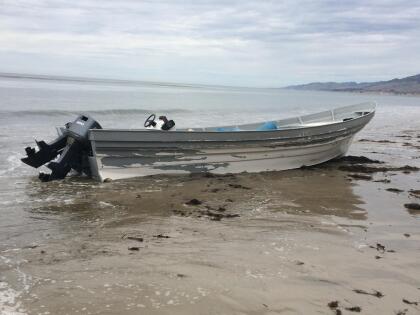 En varias ocasiones la Policía solo encuentra los botes abandonadas sobre la arena, como éste que aparece en la foto. En esos casos, los contrabandistas lograron llevarse la mercancía a casas de seguridad en Los Ángeles y para después entregarla a sus clientes en varias ciudades del país.