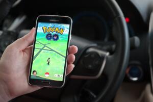 Pokemon Go en el auto