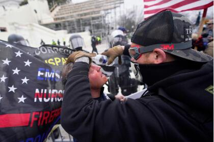 (FOTOS) PRIMERA VEZ EN LA HISTORIA DE EEUU QUE PASA EN EL CAPITOLIO 70 A demonstrator has his eyes flushed with water after confronting police, Wednesday, Jan. 6, 2021, at the Capitol in Washington. As Congress prepares to affirm President-elect Joe Biden's victory, thousands of people have gathered to show their support for President Donald Trump and his claims of election fraud. (AP Photo/Julio Cortez)