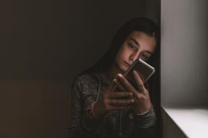 Imagínate pasar de leer pies de foto de dos frases a tratar de leer si quiera cinco páginas de un libro de texto universitario de 800 páginas de una sentada. Leer y comprender libros y capítulos más largos requiere práctica, y los adolescentes no están recibiendo esa práctica.