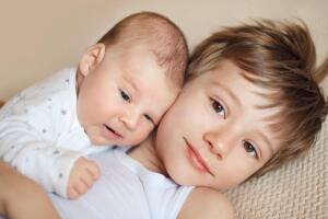 irmaos-colo-bebe-1216-1400x800.jpg