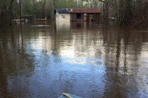 Deweyville, Texas se encuentra bajo el agua