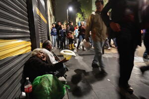 Un par de ancianos pide limosna en una de las calles de la Ciudad de México.