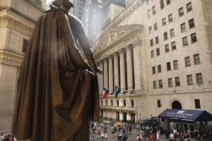 Dow Plunges Over 500 Points Amid Italian Political Instability
