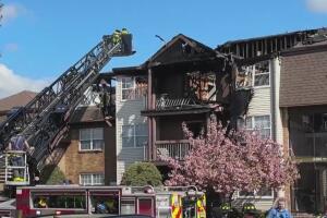 Comunidad se une tras incendio en Woodbridge que dejó a decenas sin hogar.