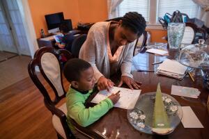 Los niños pequeños requieren más atenci´ón de los padres para adaptarse a las clases virtuales durante la crisis de coronavirus.