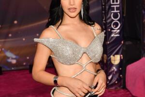 Kimberly Loaiza alfombra magenta