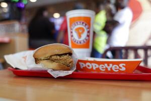 Popeyes en Brandon cerró temporalmente después de una inspección que descubrió violaciones de seguridad alimentaria, incluidas cucarachas vivas en la cocina.