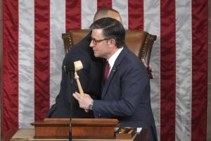 El reelegido presidente de la Cámara de Representantes, Mike Johnson, recibe el mazo ceremonial de manos del líder de la minoría demócrata Hakeem Jeffries.