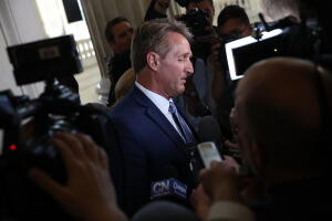 Flake no buscará la reelección y pide al Partido Republicano reaccionar para rechazar la "nueva normalidad" de la era Trump