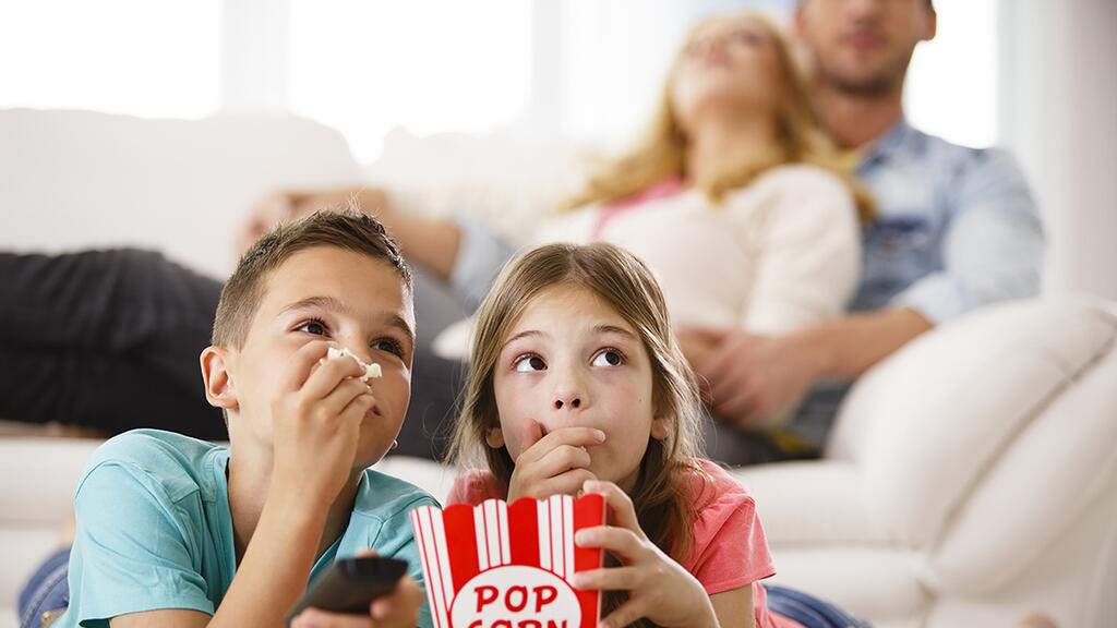 ¿Por qué mi hijo quiere ver la misma película una y otra vez? No es por  necio, según expertos | Estilo de Vida Madres | Univision