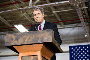 El senador Sherrod Brown por Ohio habla en un mitin de campaña por la candidata presidencial demócrata Hillary Clinton en junio de 2016 en Cleveland, Ohio. 