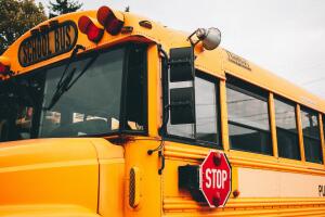 Posible paro de autobuses escolares en Nueva York preocupa a miles de familias.