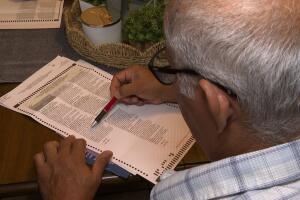 El mexicano Salvador García, antes de ejercer por primera vez su derecho al voto en Estados Unidos.