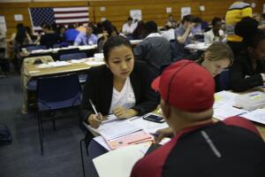 
Inmigrantes solicitan su ciudadanía anticipándose a la elección presidencial de EEUU