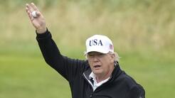 "Un intento más de monetizar su Presidencia": las críticas al viaje en el que Trump mezcla negocios, golf y reuniones formales