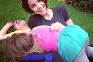 Camila Sodi y sus hijos