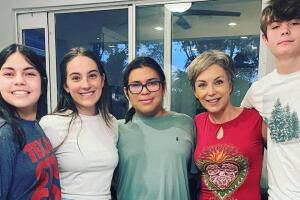 Laura Flores aparece en esta foto con sus cuatro hijos. Alejandro, el menor de los varones, es quien tiene lentes.