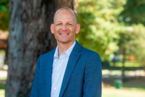 McCarty gana la alcaldía de Sacramento: Cofer reconoce derrota tras ajustadas elecciones