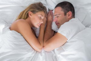 casal-dorme-cama.jpg