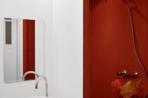 bano-blanco-y-rojo1.jpg