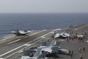 Trump envía a su representante al portaaviones Abraham Lincoln en medio de diálogo nuclear entre EEUU e Irán