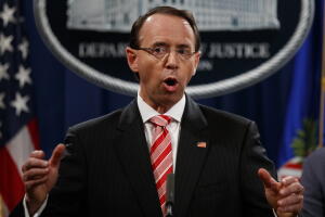 El vicefiscal general, Rod Rosenstein, indicó que se trata de oficiales que trabajan directamente para los organismos de inteligencia de Rusia.