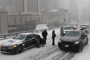 Nueva York impone una prohibición total de viajes: horarios, multas y excepciones.
