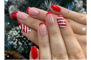 Diseño de Navidad para uñas cortas estilo bastón de caramelo