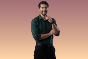 Galán de la micronovela Casi 40, en la Uni y el Profe Está Que Arde