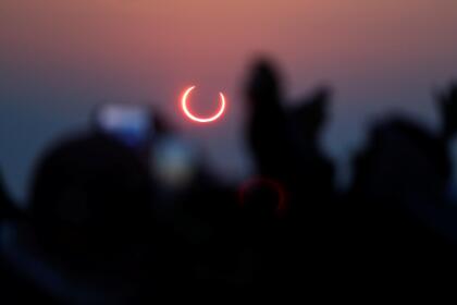 Este impresionante fenómeno ocurre cuando la Luna se interpone entre la Tierra y el Sol, pero no oculta toda la circunferencia de este, dejando visible un 
<b>'anillo de fuego'</b>, como el de esta gráfica captada desde Jabal Arba, Arabia Saudita, el 26 de diciembre de 2019.
